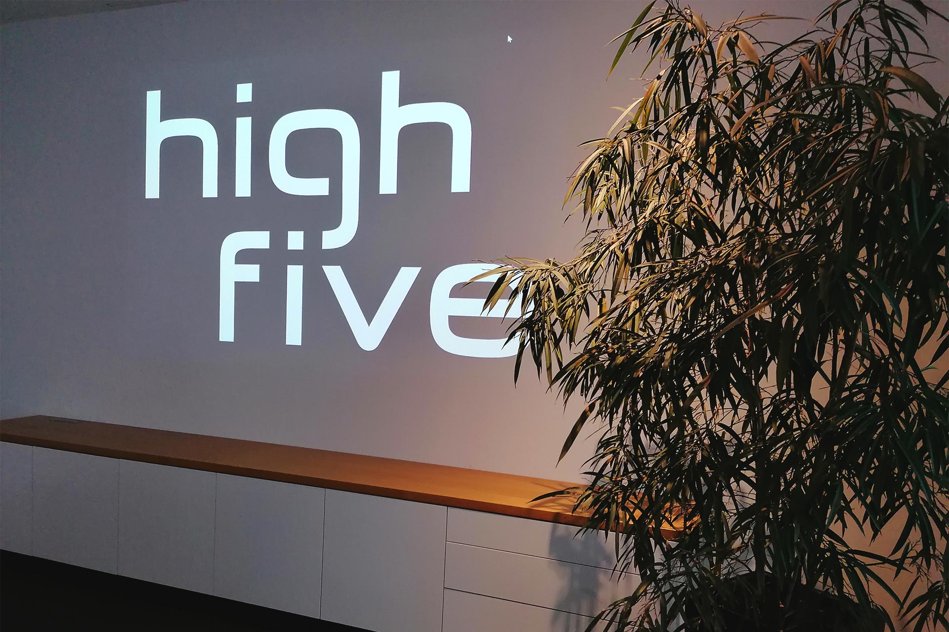 High Five Logo auf eine Wand projiziert