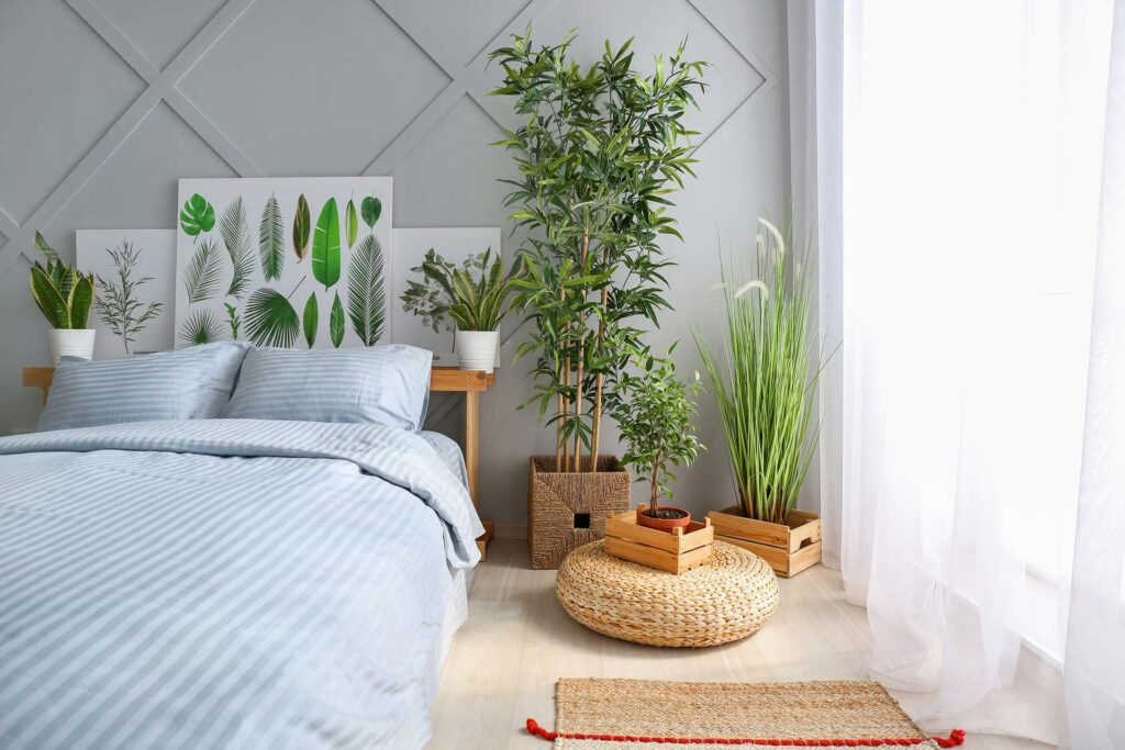 Schlafzimmer mit frischer, grüner Pflanzendeko
